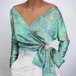 Blouse en satin à encolure portefeuille avec motif floral bleu