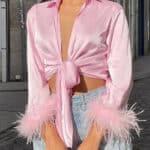 Blouse en satin rose ornée de plumes