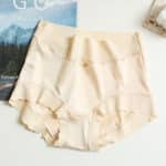 Culotte en satin lisse avec nœud en ton beige.
