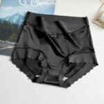 Culotte en satin sans coutures avec un nœud noir.
