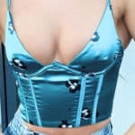 Débardeur satin bralette court à motifs floraux bleus