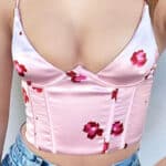 Débardeur satin bralette court à motifs floraux en rose.