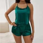 Ensemble de lingerie épuré en vert satin