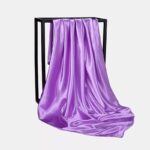 Foulard en satin violet pâle