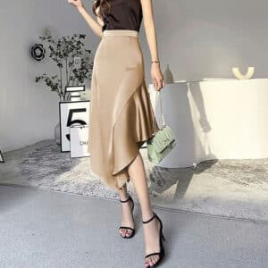 Jupe asymétrique en satin avec volants dorés