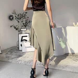 Jupe en satin asymétrique avec volants de couleur vert olive