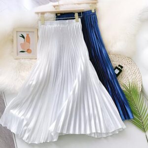 Jupe plissée en satin de couleur blanche