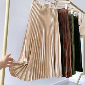 Jupe plissée en satin de couleur beige