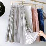 Jupe plissée en satin de couleur grise