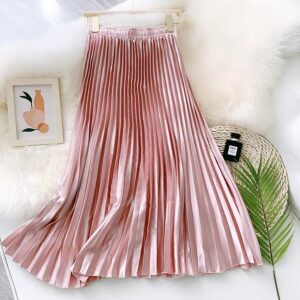 Jupe plissée en satin de couleur rose