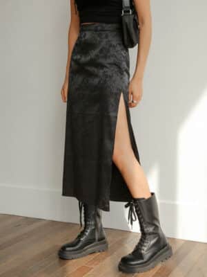 Jupe satinée avec motif floral en noir