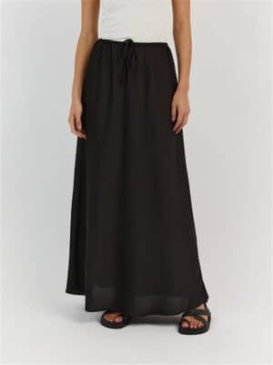 Jupe longue en satin noir avec lacets
