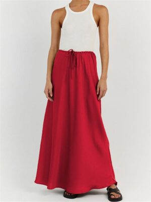 Jupe longue en satin avec lacets de couleur rouge
