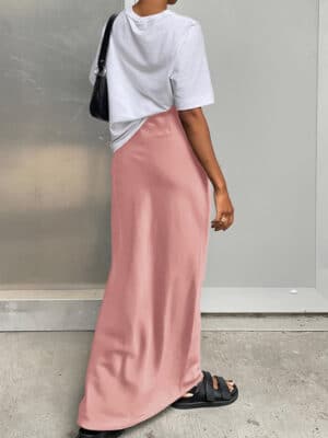 Jupe satinée longue couleur rose.