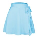 Jupe courte en satin avec un nœud bleu