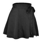 Jupe courte en satin avec un nœud noir