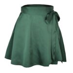 Jupe courte en satin avec un nœud vert foncé