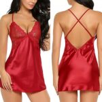 Nuisette satinée avec dentelle sur la poitrine rouge