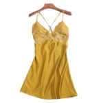 Nuisette en satin ornée de dentelle avec un dos croisé en couleur jaune.