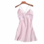 Nuisette en satin ornée de dentelle et au dos croisé en rose