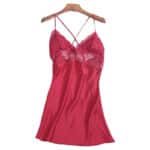 Nuisette en satin ornée de dentelle avec dos croisé en rouge