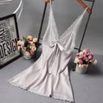Nuisette satinée ajustée avec broderies florales beiges