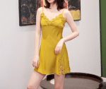 Nuisette satinée cintrée ornée de broderies florales jaunes