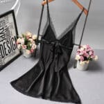 Nuisette satinée ajustée ornée de broderies florales noires