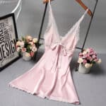 Nuisette satinée près du corps ornée de délicates broderies florales en rose pâle.