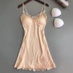 Nuisette en satin ornée de broderies couleur beige