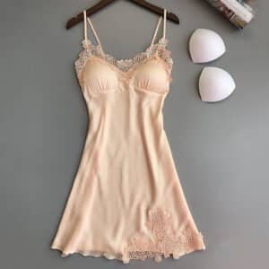 Nuisette en satin ornée de broderies couleur beige