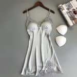 Nuisette en satin ornée de broderies grises