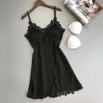 Nuisette satinée noire avec broderies