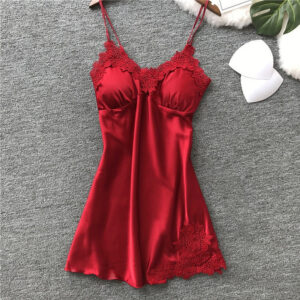 Nuisette satinée rouge avec broderies