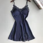 Nuisette satinée avec dentelle en bleu marine
