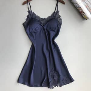 Nuisette satinée avec dentelle en bleu marine