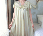 Nuisette en satin léger avec un nœud jaune semi-transparent
