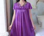 Nuisette en satin semi-translucide avec un nœud violet.