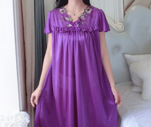 Nuisette en satin semi-translucide avec un nœud violet.