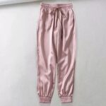 Pantalon en satin de couleur rose style cargo