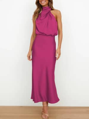 Robe sans manches en satin rose avec col haut