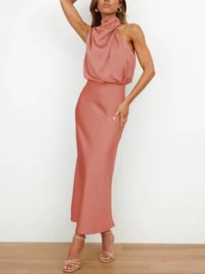 Robe sans manches en satin à col montant de couleur rose pâle.