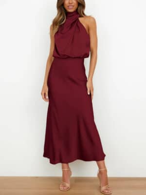 Robe sans manches en satin à col montant de couleur rouge bordeaux.